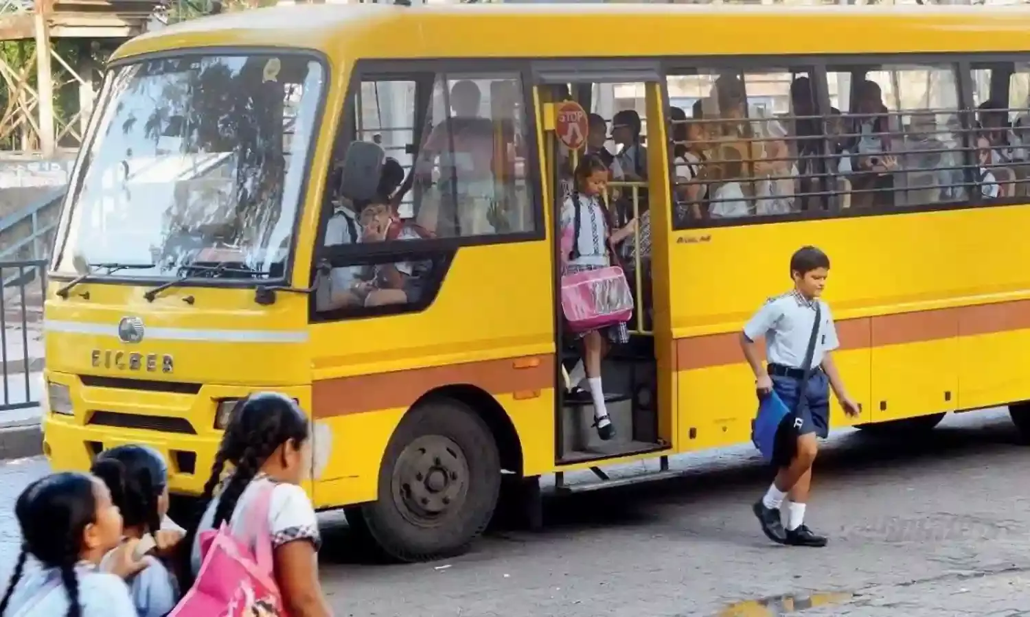 स्पष्टता न होने से स्कूल बस मालिक परेशान, अचानक नहीं कर सकेंगे बसों का इंतजाम