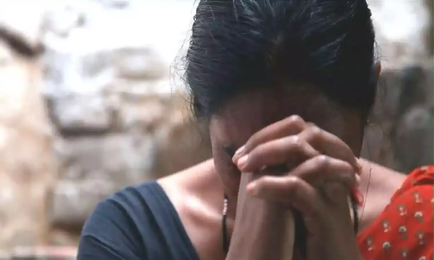 बाल पकड़कर महिला को जमीन पर पटका, पुलिस ने आरोपी पर दर्ज किया मामला