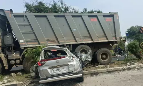 कार को टक्कर मार डिवाइडर पर चढ़ा हाइवा, दो की मौत