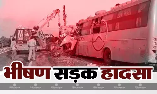 बेकाबू बस डिवाइडर तोड़कर दूसरी साइड में चल रहे ट्रक से टकराई, 4 की मौत वहीं 20 से ज्यादा लोग घायल