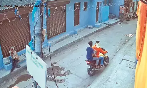 दिनदहाड़े महिला मजदूर के गले से गहना छीनकर भागे बाइक पर सवार चेन स्नैचर दिनदहाड़े महिला मजदूर के गले से गहना छीनकर भागे बाइक पर सवार चेन स्नैचर