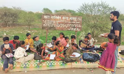 शिक्षा से वंचित बच्चों की  फुटपाथ टीचिंग, शिक्षा की धारा से जोड़ने का कर रहे प्रयास
