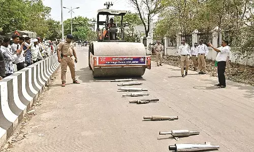 जब्त किए हुए पटाखा साउंड वाले साइलेन्सर यातायात पुलिस ने किए नष्ट जब्त किए हुए पटाखा साउंड वाले साइलेन्सर यातायात पुलिस ने किए नष्ट