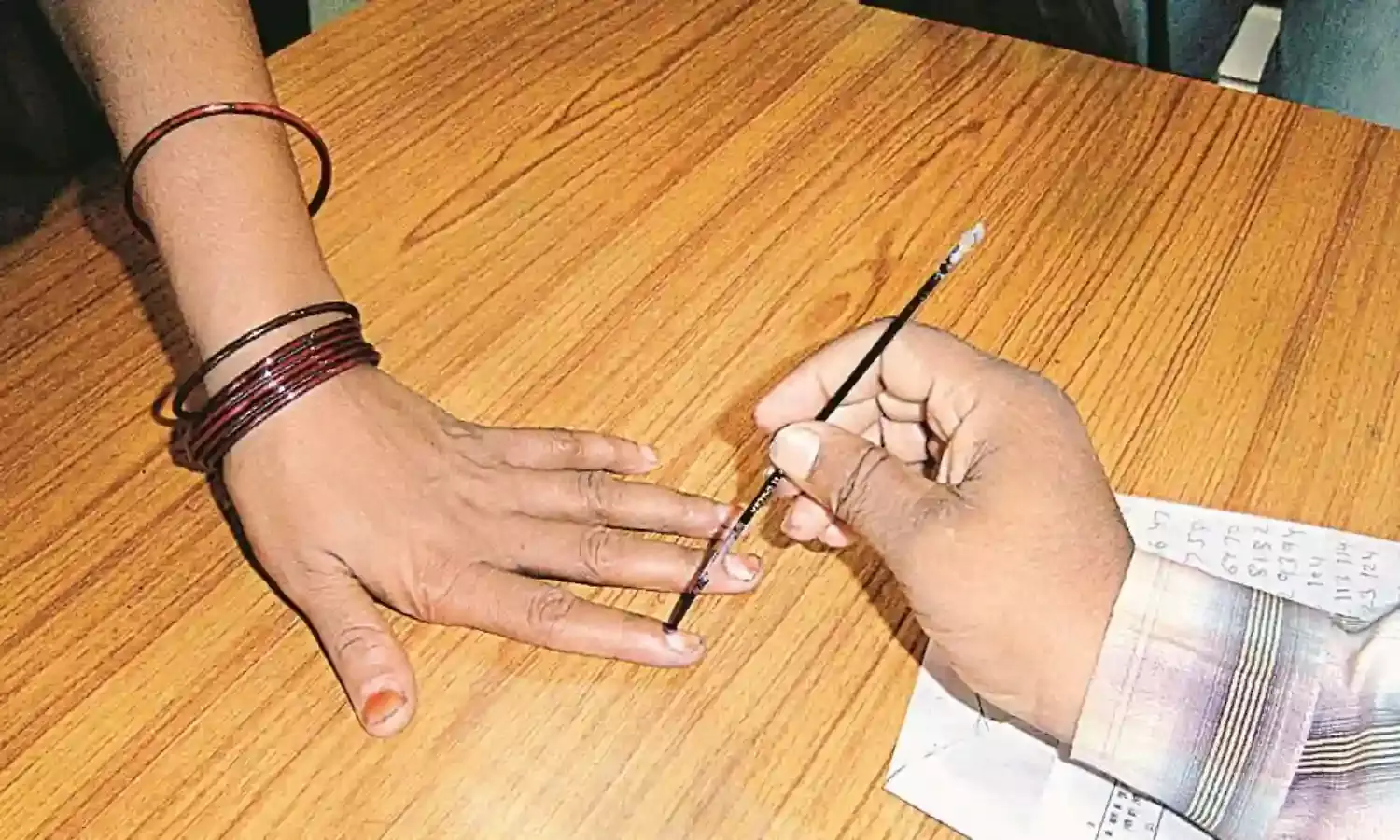 होम वोटिंग में दिव्यांग और 85 वर्ष से अधिक आयु वालों के लिए उपलब्ध कराई सुविधा