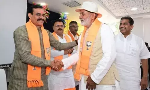 समाजवादी पार्टी के पूर्व अध्यक्ष ने समर्थकों के साथ ली भाजपा प्रदेश अध्यक्ष से सदस्यता समाजवादी पार्टी के पूर्व अध्यक्ष ने समर्थकों के साथ ली भाजपा प्रदेश अध्यक्ष से सदस्यता