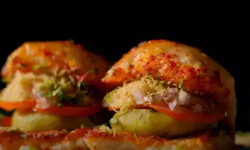 घर पर लें स्ट्रीट फूड का स्वाद, ट्राई करें मुंबई की फेमस मसाला पेटिस पाव, यहां जानिए पूरी रेसिपी घर पर लें स्ट्रीट फूड का स्वाद, ट्राई करें मुंबई की फेमस मसाला पेटिस पाव, यहां जानिए पूरी रेसिपी