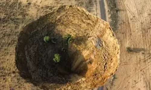 कुदरत की अनोखी घटना! जमीन में धंसा डेढ़ बीघा खेत, देखकर गांव वालो के छुटे पसीन, जानिए कहां की है यह घटना