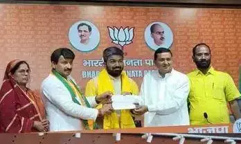 पॉपुलर यूट्यूबर मनीष कश्यप ने थामा बीजेपी का दामन, राजनीति में आजमाएंगे किस्मत पॉपुलर यूट्यूबर मनीष कश्यप ने थामा बीजेपी का दामन, राजनीति में आजमाएंगे किस्मत