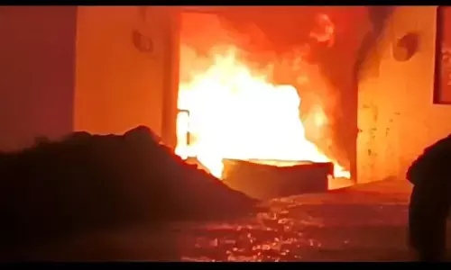 विहामांडवा में भीषण आग ने मचाया तांडव, लाखों का कपास जलकर हो गया खाक विहामांडवा में भीषण आग ने मचाया तांडव, लाखों का कपास जलकर हो गया खाक