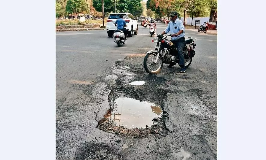 बीच सड़क पर डेढ़ फीट गहरा गड्ढा, आए दिन हो रहे हादसे बीच सड़क पर डेढ़ फीट गहरा गड्ढा, आए दिन हो रहे हादसे