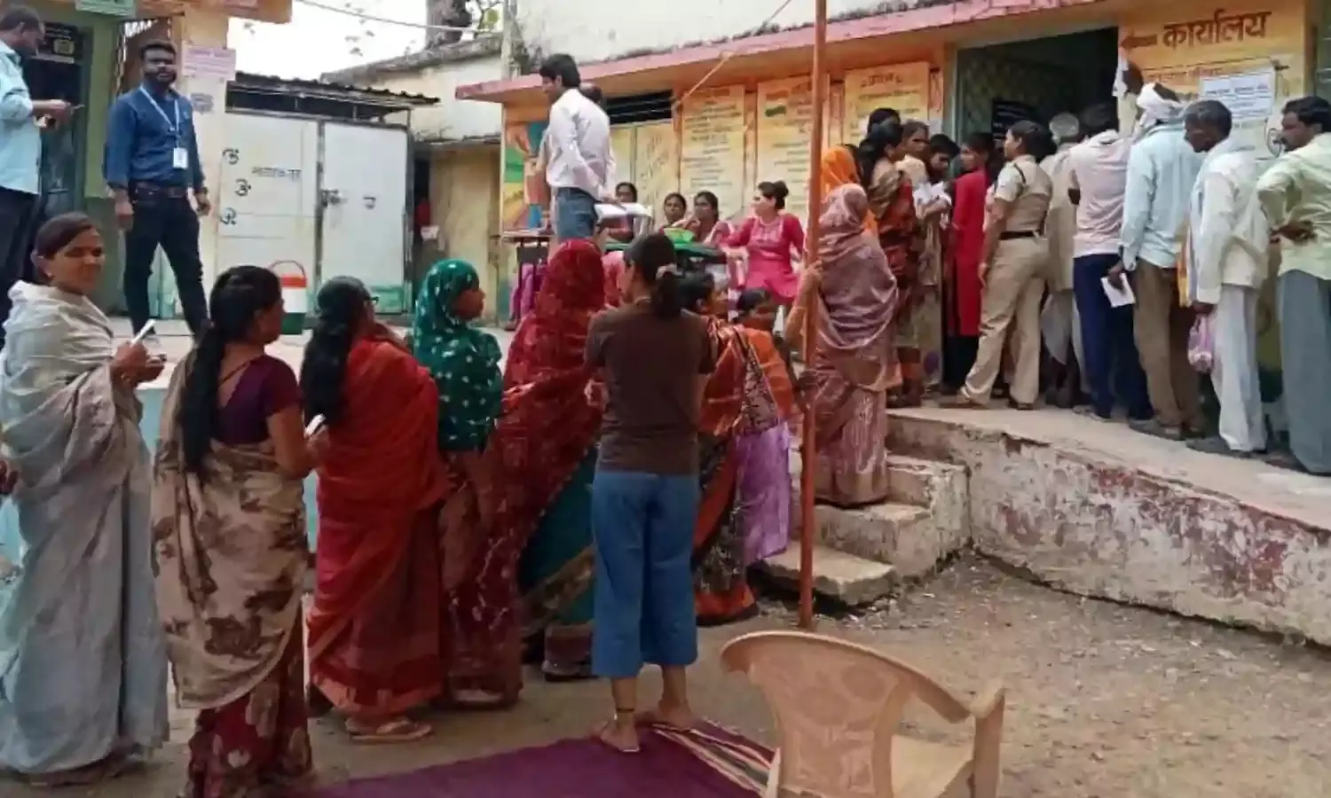 उल्टी रख दी ईवीएम, पहले नंबर का उम्मीदवार चला गया अंतिम क्रमांक पर!