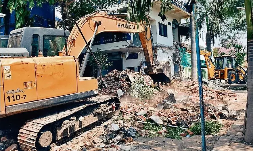 हिस्ट्रीशीटर शमीम कबाड़ी के साथ उसके भाई के घर पर चला बुलडोजर