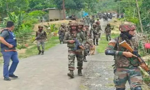 उग्रवादियों ने सीआरपीएफ कैंप पर किया हमला,उपद्रवियों ने 3 जिलों में की फायरिंग उग्रवादियों ने सीआरपीएफ कैंप पर किया हमला,उपद्रवियों ने 3 जिलों में की फायरिंग
