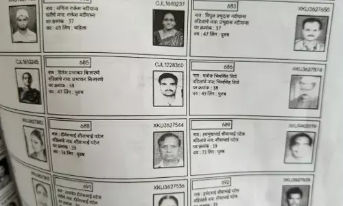वोटर आईडी वालों के नाम मतदाता सूची में नहीं, जो हयात में नहीं उनके नाम सूची में वोटर आईडी वालों के नाम मतदाता सूची में नहीं, जो हयात में नहीं उनके नाम सूची में