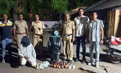 दोपहिया से अवैध तरीके से शराब की ढुलाई करने वाले को पुलिस ने किया गिरफ्तार दोपहिया से अवैध तरीके से शराब की ढुलाई करने वाले को पुलिस ने किया गिरफ्तार