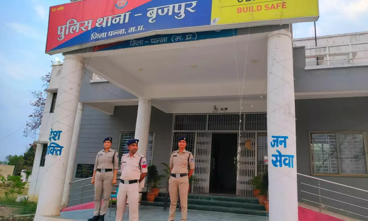 कंटनेर ट्रक में भरे ३२ नग गौ वंशीय पशु बरामद, अवैध रूप से पशुओं के परिवहन के आरोप में दो तस्कर गिरफ्तार