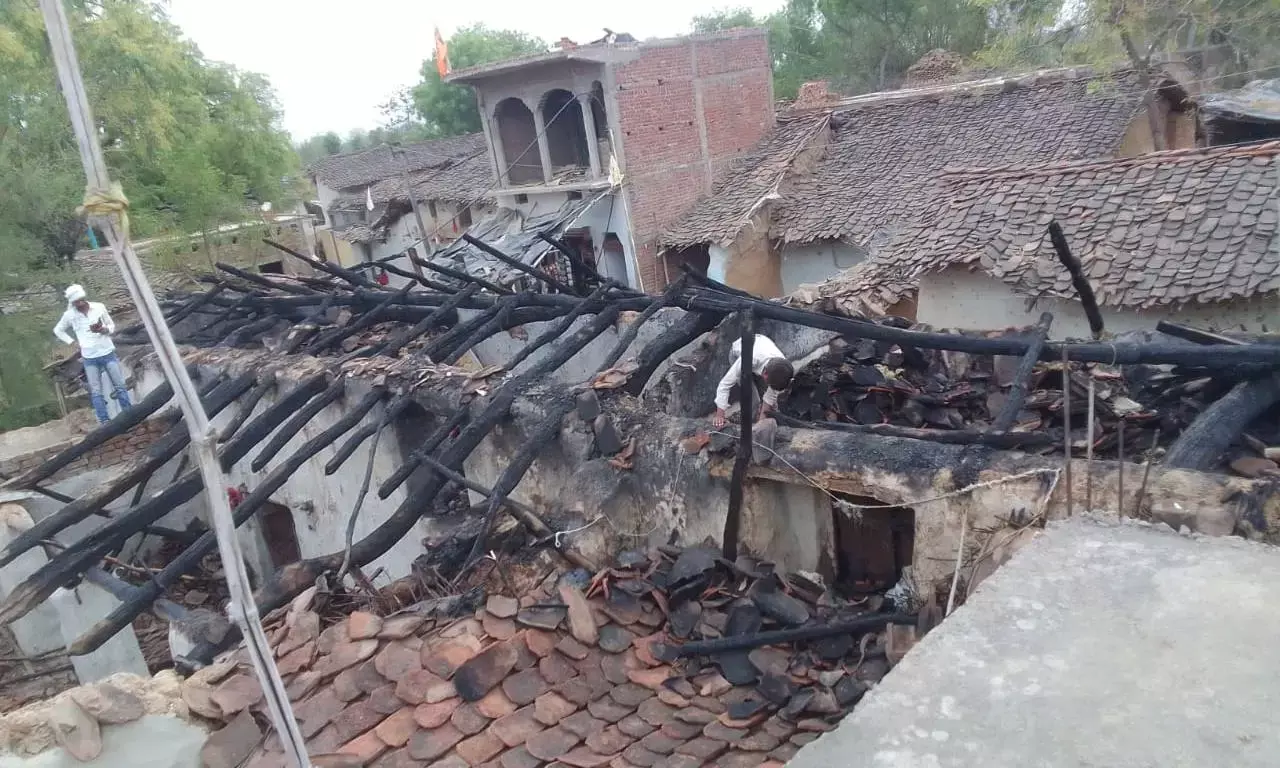 बेटी के विवाह के दिन घर में लगी आग, दहेज सहित गृहस्थी का सामान खाक