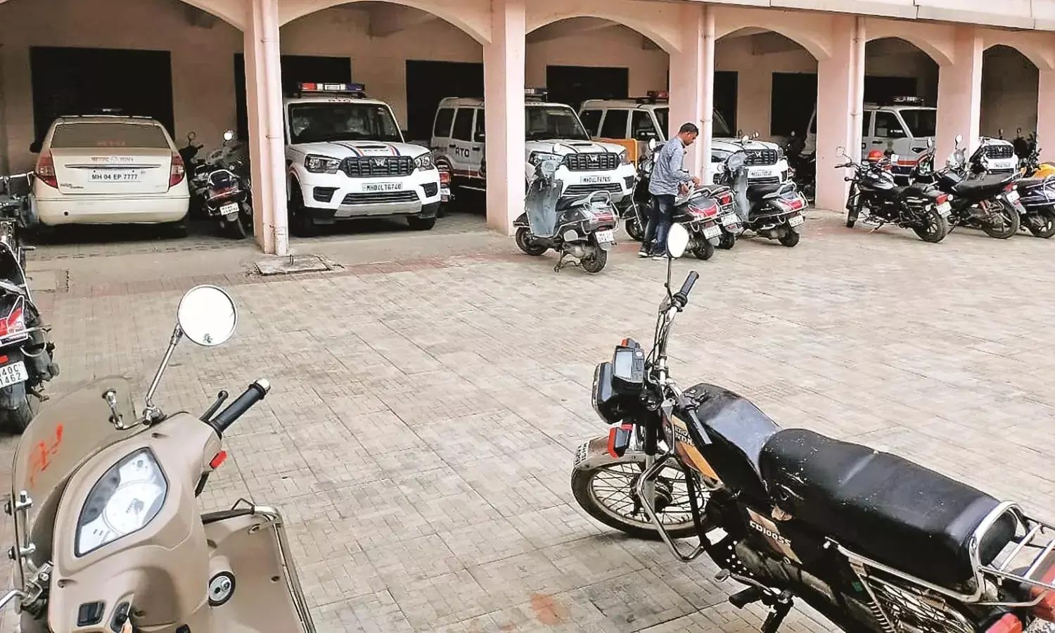 धूल खा रहे है इंटरसेप्टर व्हीकल, चलाने वाला कोई नहीं, कैसे कसेंगे लगाम
