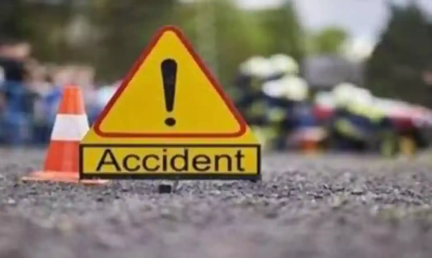 चलते ट्रक में पीछे से भिड़ी कार, 3 युवकों की मृत्यु
