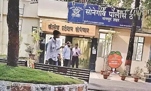 कार ने दंपति को उड़ाया, पुलिस ने 4 घंटे चालक को बैठाया, नेताजी का फोन आते ही मामला दर्ज