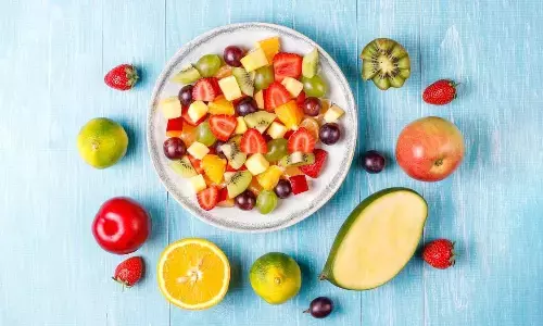 कटे फलों पर नमक या शक्कर डालकर खाने से सेहत को हो सकता है नुकसान, ये है फल खाने का सही तरीका