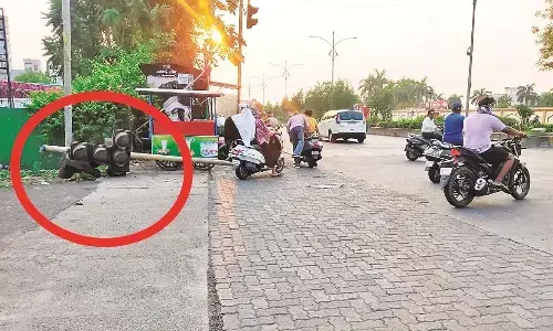 आंधी-तूफान ने उखाड़ा टैफिक सिग्नल, व्यवस्था लड़खड़ाई, ट्रैफिक पुलिस तैनाती की मांग