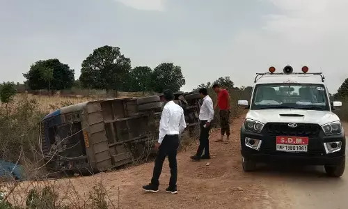 बारातियों से भरी बस पलटी, 22 लोग घायल, 10 पीडि़तों को लाया गया जिला चिकित्सालय