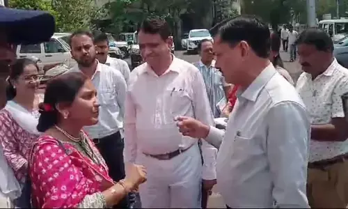 आवेदन देने आई अतिथि शिक्षक भडक़ी, आत्महत्या की दी धमकी, 10 माह से वेतन नहीं मिलने की शिकायत लेकर कलेक्ट्रेट आई थी
