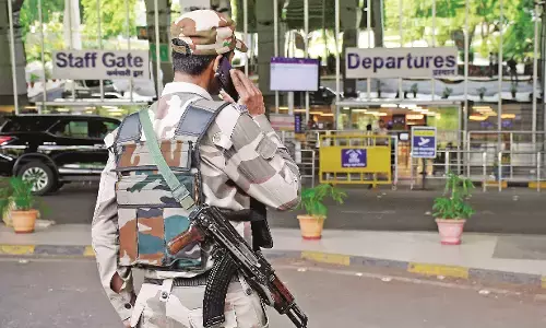 नागपुर हवाई अड्डे को बम से उड़ाने की धमकी , सीआईएसएफ और पुलिस ने बढ़ाई सुरक्षा नागपुर हवाई अड्डे को बम से उड़ाने की धमकी , सीआईएसएफ और पुलिस ने बढ़ाई सुरक्षा