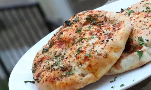 बिना तंदूर घर पर बनाए ढाबे जैसी अमृतसरी आलू कुलचा, यहां जानिए पूरी रेसिपी बिना तंदूर घर पर बनाए ढाबे जैसी अमृतसरी आलू कुलचा, यहां जानिए पूरी रेसिपी