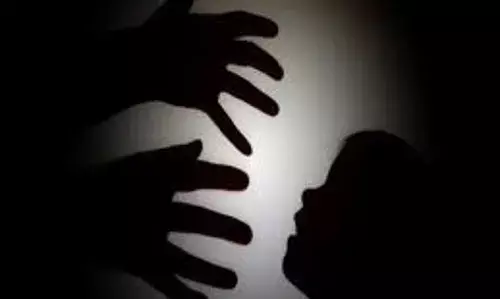 समोसे का लालच देकर दो मासूम बालिकाओं से दुष्कर्म करने वाले की लोगों ने की धुनाई