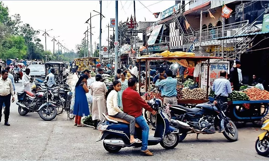 सड़क पर सज गई मिनी चौपाटी, वाहन निकालना भी हुआ दूभर, दिन में कई-कई बार लग रहा जाम सड़क पर सज गई मिनी चौपाटी, वाहन निकालना भी हुआ दूभर, दिन में कई-कई बार लग रहा जाम