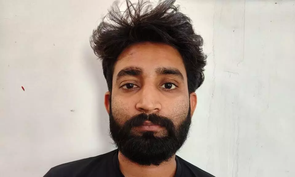 पार्षद पर जानलेवा हमले का इनामी आरोपी 2 माह बाद गिरफ्तार, पिता और जीजा पहले ही भेजे जा चुके हैं जेल पार्षद पर जानलेवा हमले का इनामी आरोपी 2 माह बाद गिरफ्तार, पिता और जीजा पहले ही भेजे जा चुके हैं जेल