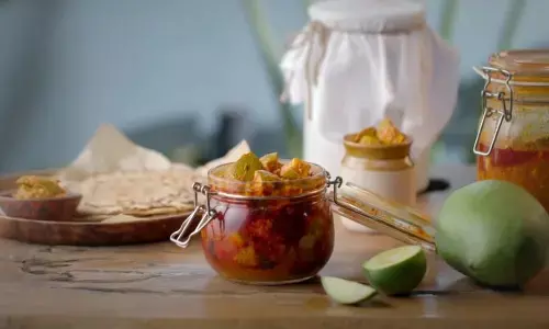 इस बार पंजाबी तरीके से बनाए लाजवाब आम का अचार, यहां जानिए पूरी रेसिपी