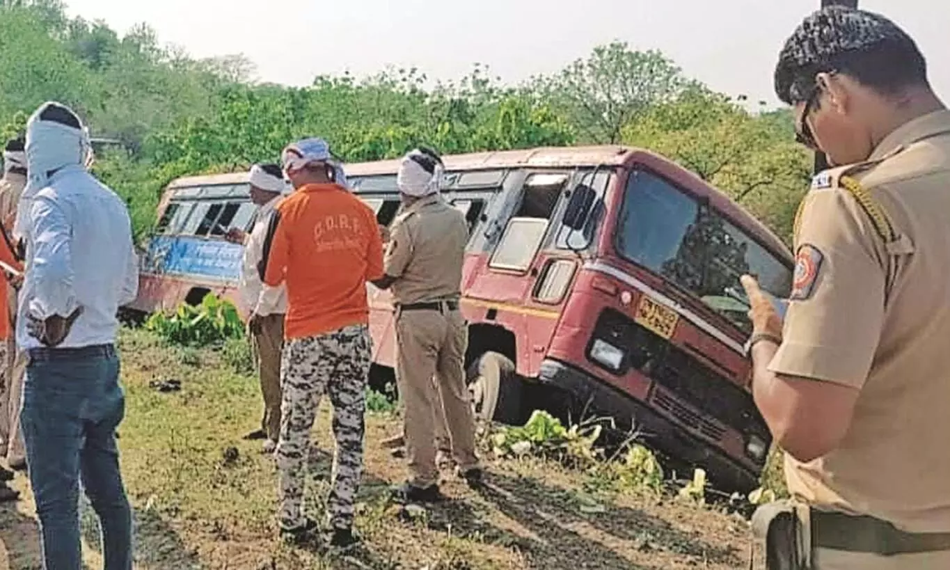 खाई में गिरते-गिरते बची बस बाल-बाल बचे 25 यात्री, उतारी सभी सवारियां खाई में गिरते-गिरते बची बस बाल-बाल बचे 25 यात्री, उतारी सभी सवारियां