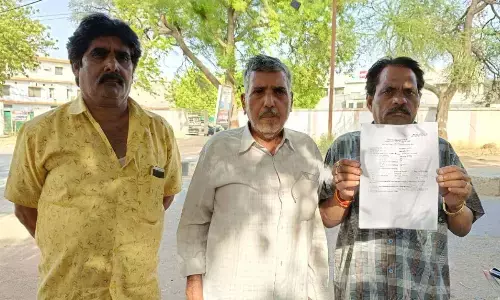 आंख का इलाज कराने आए लोगों से नकदी, आभूषण समेत कार लूट ले गए हथियारबंद बदमाश