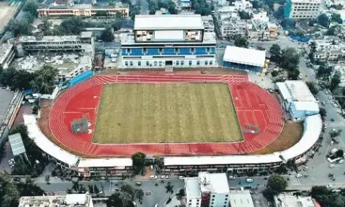 शुल्क वसूलना है तो इंदौर-भोपाल से तुलना और सुविधाएँ देने के नाम पर चुप्पी