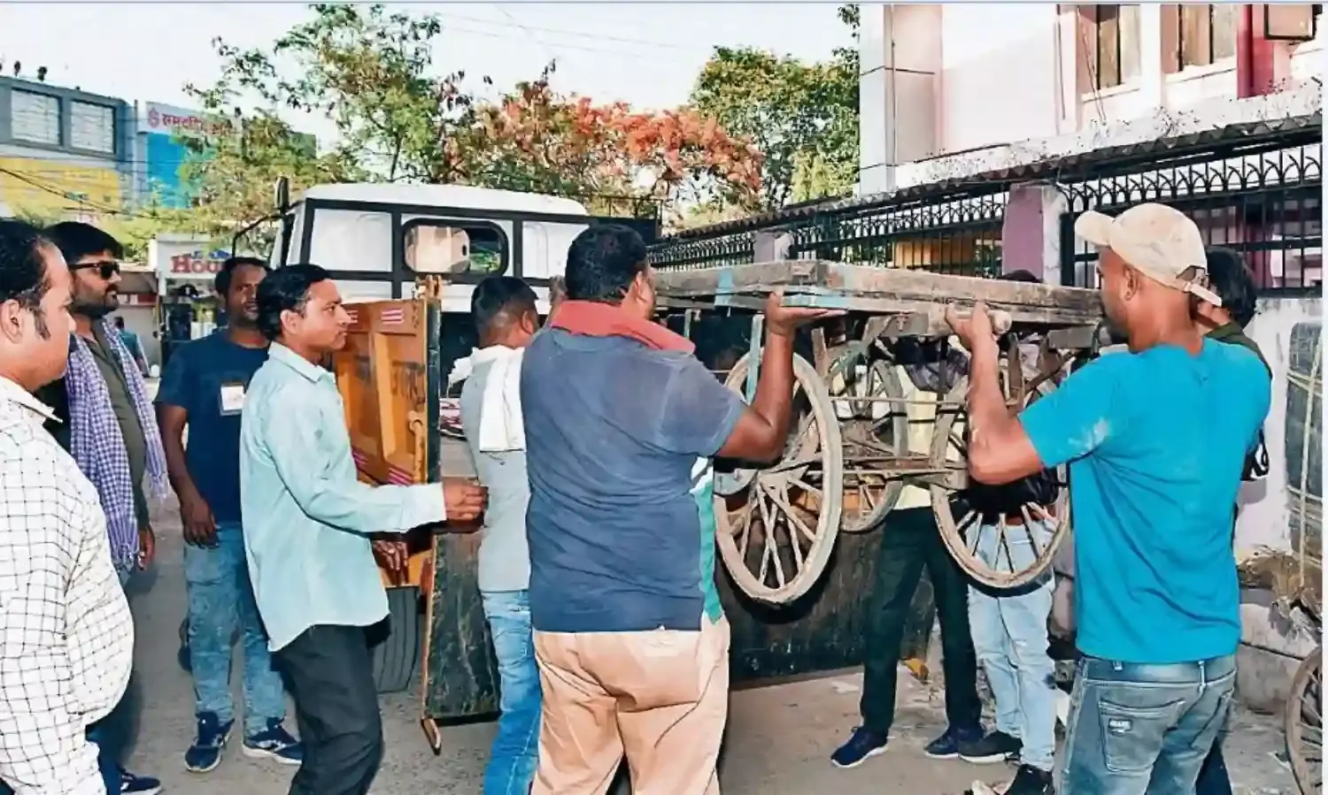 सिविक सेन्टर से हटाए अतिक्रमण, 2 वाहन जब्त
