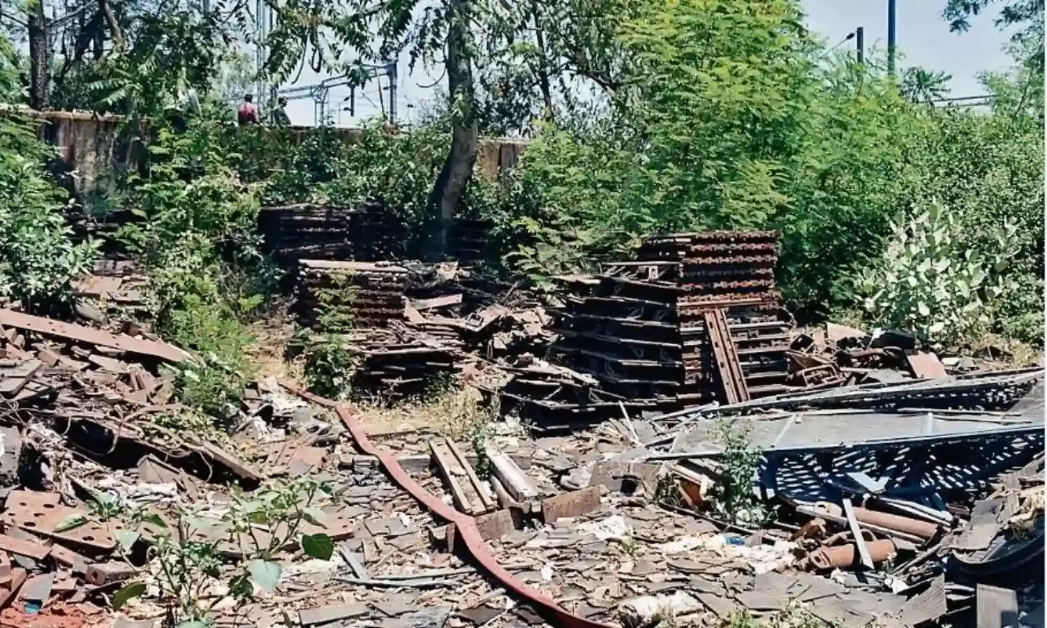 सालीचौका के पास टूटी ओएचई लाइन, मची अफरा-तफरी
