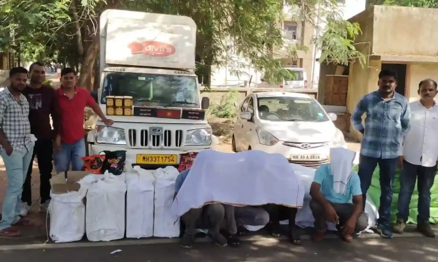 सुगंधित तंबाकू समेत 18.27 लाख रुपए का माल पकड़ा , 4 आरोपी गिरफ्तार