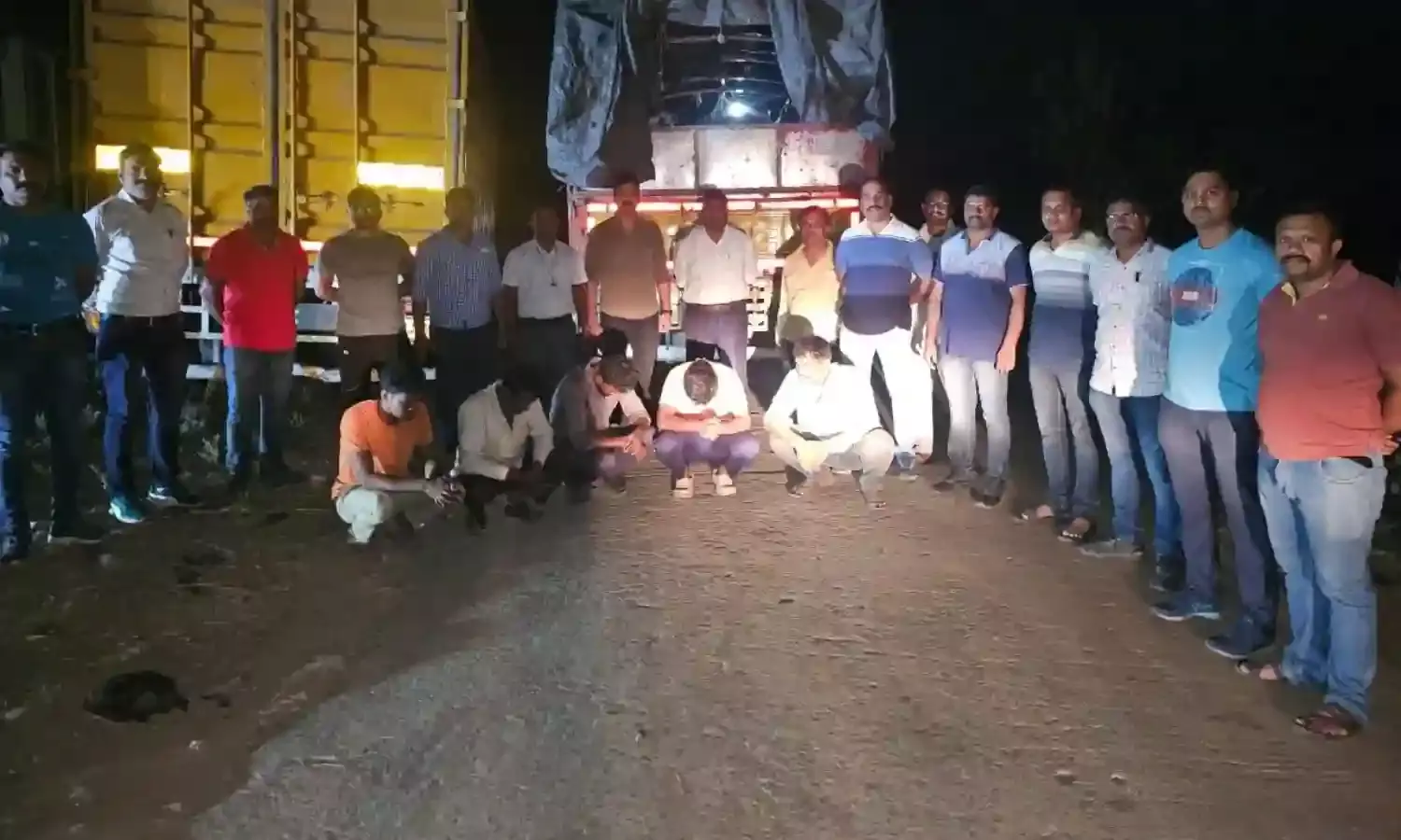 तस्करों से 7 ट्रक और 150 पशुओं के साथ 1.30 करोड़ का माल पुलिस ने किया जब्त
