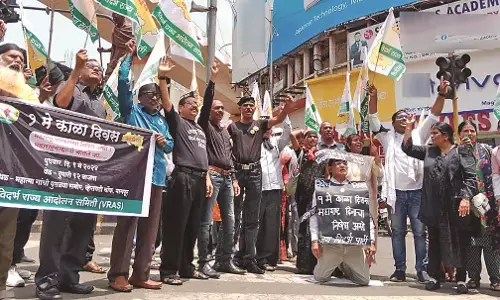 विदर्भ राज्य आंदोलन समिति ने महाराष्ट्र दिवस पर काले कपड़े, काली टोपी पहनकर जताया विरोध विदर्भ राज्य आंदोलन समिति ने महाराष्ट्र दिवस पर काले कपड़े, काली टोपी पहनकर जताया विरोध