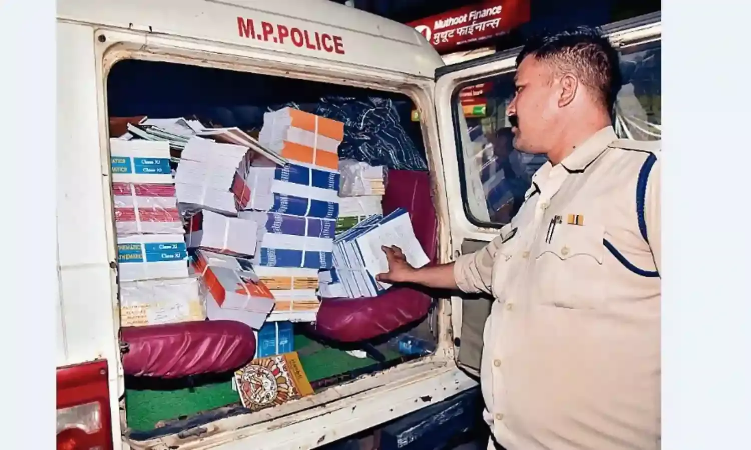 दिल्ली से आई एनसीईआरटी की टीम, दो बुक सेलर्स के यहाँ मिला नकली किताबों का जखीरा