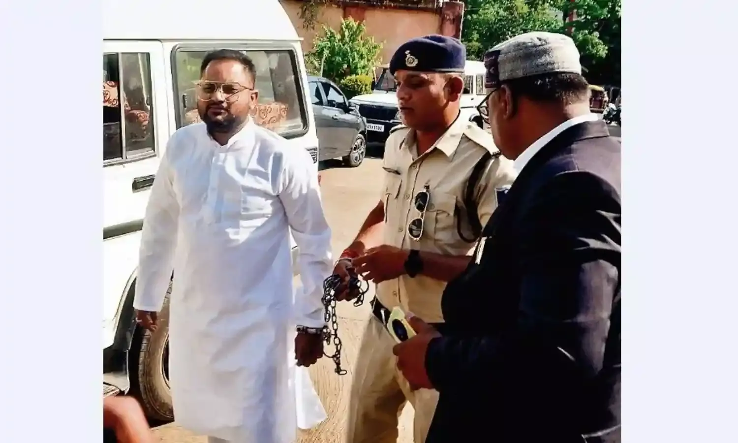 कबाड़खाने से लगातार निकल रहा बमों के स्क्रैप का जखीरा