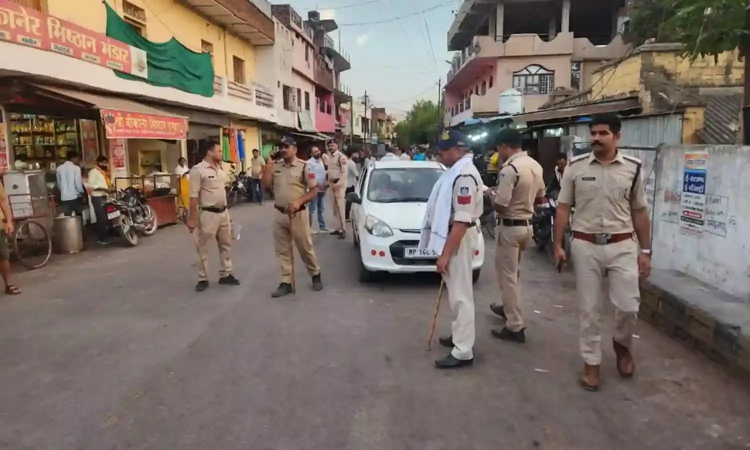 सड़क पर खडे वाहनों और अतिक्रमणकारियों के पुलिस ने काटे चालान