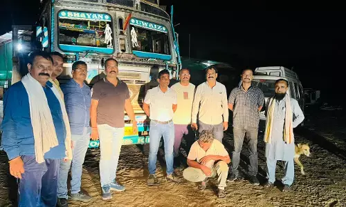 ट्रक में ठूंस -ठूंस कर ले रहे गौवंश को कराया मुक्त, तस्करों से 16.50 लाख का माल जब्त ट्रक में ठूंस -ठूंस कर ले रहे गौवंश को कराया मुक्त, तस्करों से 16.50 लाख का माल जब्त