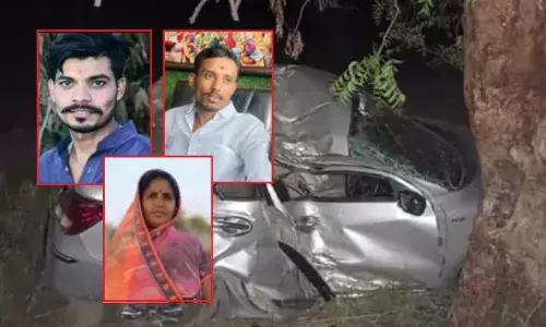 तेज रफ्तार कार पेड़ से टकराई, तीन मृत दो गंभीर