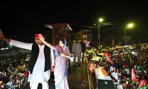 मैनपुरी सीट पर डिंपल यादव और अखिलेश यादव ने किया रोड शो, केंद्र पर साधा निशाना मैनपुरी सीट पर डिंपल यादव और अखिलेश यादव ने किया रोड शो, केंद्र पर साधा निशाना