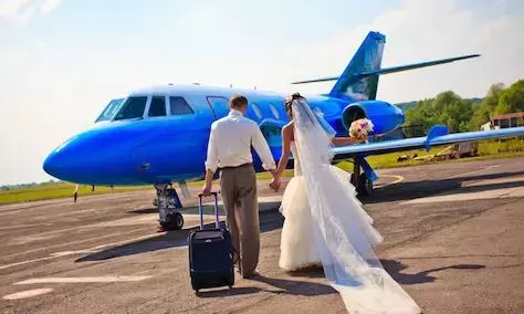 फ्लाइट में पति ने पत्नी को इकोनॉमी क्लास में छोड़कर बिजनेस क्लास में किया सफर, महिला का रो-रो कर हुआ बुरा हाल