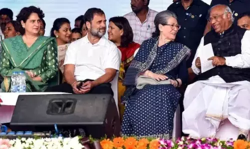 महाराष्ट्र के लिए कांग्रेस ने जारी की स्टार प्रचारकों की लिस्ट, सोनिया और राहुल गांधी समेत इन दिग्गज नेताओं के नाम शामिल